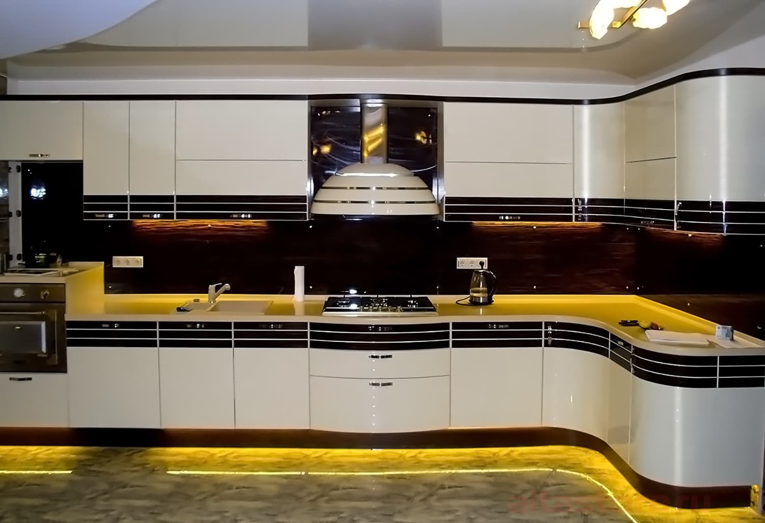 Кухонный гарнитур, фасад эмаль, шпон - Компания «Маэстро»