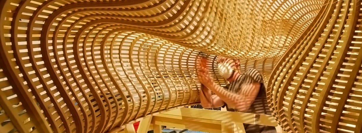 Дизайнерские скамейки из тонких полос древесины - Компания «Маэстро»
