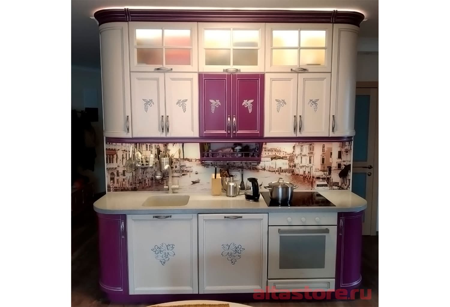 Фиолетовая кухня из массива с резными декорами - Компания «Маэстро»