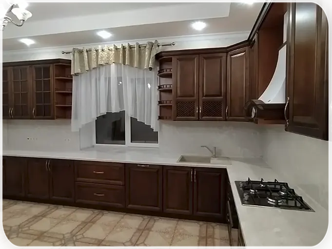Угловая кухня с окном из массива березы