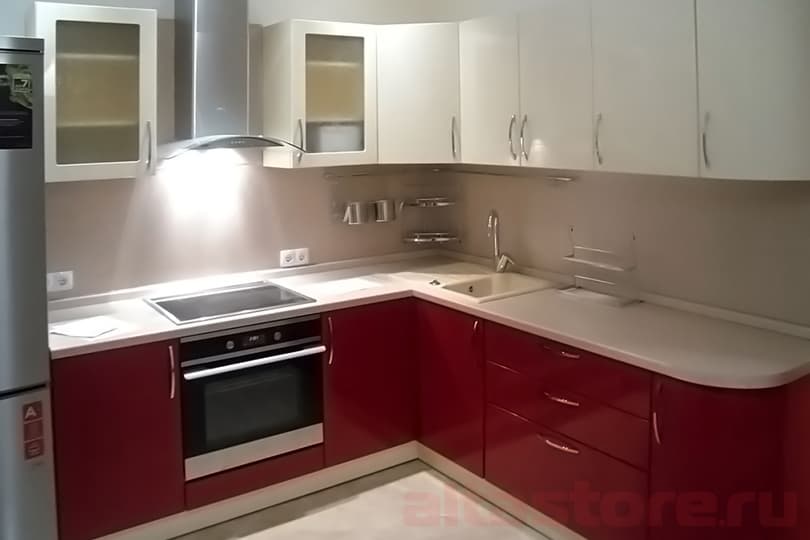 Угловая красно-белая кухня, фасад эмаль