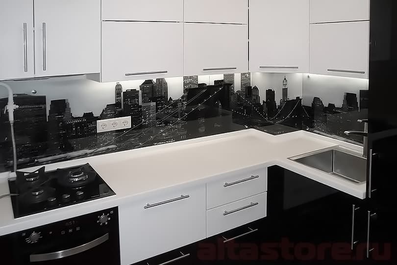 Черно-белая угловая кухня, фасад пластик белый, матовый
