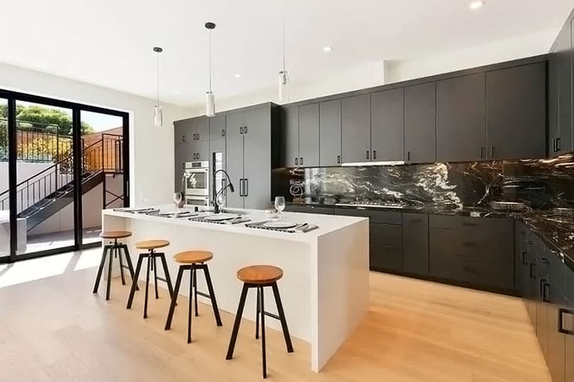 Как правило, кухонная мебель темного цвета должна сочетаться с более светлым цветом стен