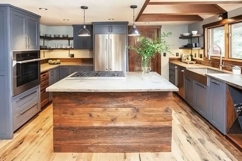. Стильный натуральной и дорогой штрих к серым кухонным шкафам - добавление кожаных или деревянных ручек