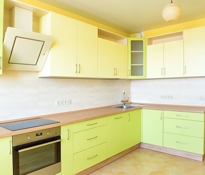 Кухня угловая в стиле модерн, цвет желтый